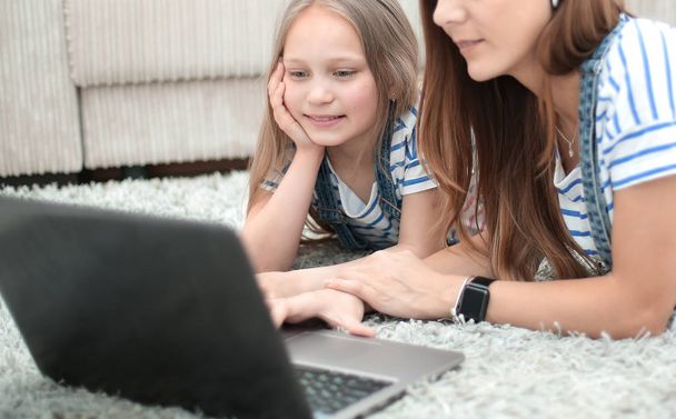 matka i córka korzystające z laptopa w domu - Zdjęcie, obraz