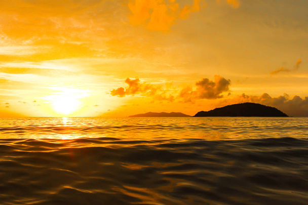 pohled na západ slunce oranžové moře v Thajsku - Fotografie, Obrázek