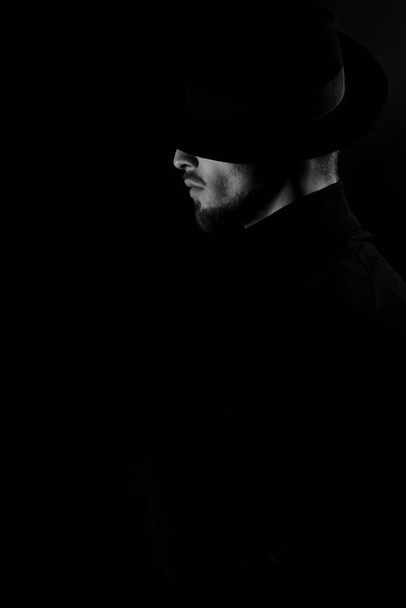 portrait of man in hat on black background minimalism, black and white - Foto, immagini