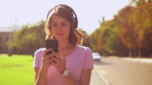 Portret student luisteren muziek texting buitenshuis - Video