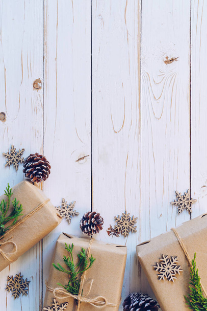 空間に木のテーブル背景に自家製の包まれたクリスマスのギフト ボックス プレゼントします。. - 写真・画像