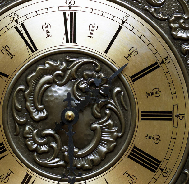 時間の概念、古い時計、腕時計の文字盤. - 写真・画像