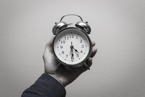 Годинник тривоги в руці. тримає будильник 2018
 - Фото, зображення