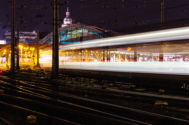 Nacht verkeerslichten met tracer, Keulen, Duitsland. Abstracte lichte Bokeh achtergrond. De traceurs passerende treinen. - Foto, afbeelding
