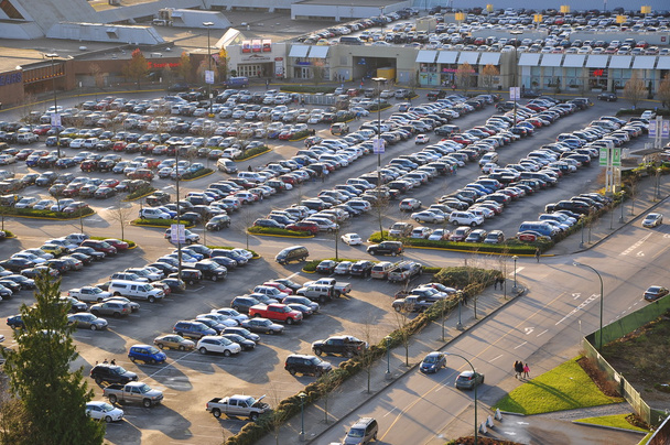 Plaza de aparcamiento lleno de coches
 - Foto, imagen