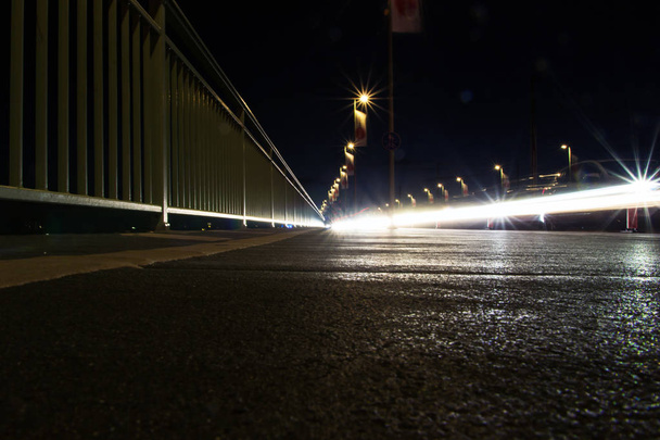 Ночные светофоры с датчиком, Кёльн, Германия. Аннотация Light Bokeh Background. Трассировщики, проходящие поезда
. - Фото, изображение