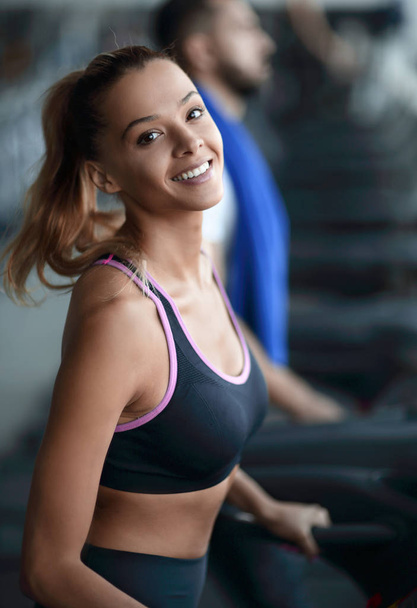 close up. attractive young woman in the gym. - Fotoğraf, Görsel
