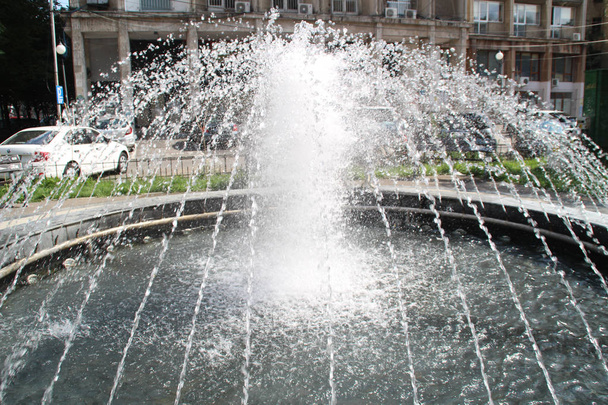 ein runder wasserbrunnen im zentrum von bukarest. Rumänien - Foto, Bild