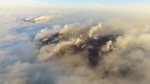 Luchtfoto uitzicht over vieze rook en smog uit buizen van staal fabriek en hoogovens. geïndustrialiseerde stad, verontreiniging van metallurgische fabriek. Ecologische - Video