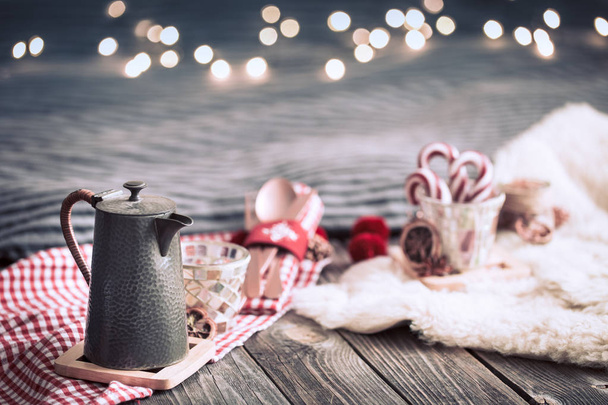Csendélet otthoni dekoráció, egy teáskannát a fény a háttérben, a holiday koncepció a belseje a szoba fából készült háttér - Fotó, kép