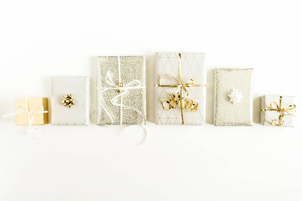 Navidad, Año Nuevo cajas de regalo sobre fondo blanco. Piso laico, vista superior composición de vacaciones
. - Foto, Imagen