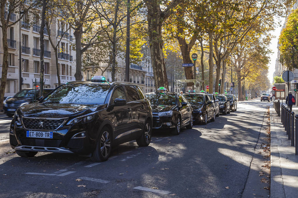 PARIS, FRANCE, on OCTOBER 29, 2018. The taxi car on the city street - Foto, Imagem