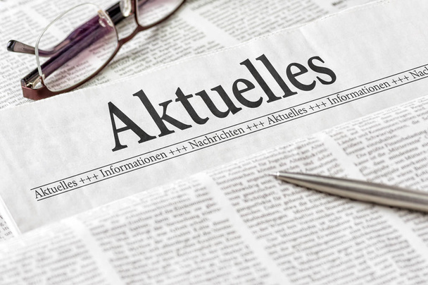 Un periódico con el titular alemán Aktuelles (Últimas noticias
) - Foto, Imagen