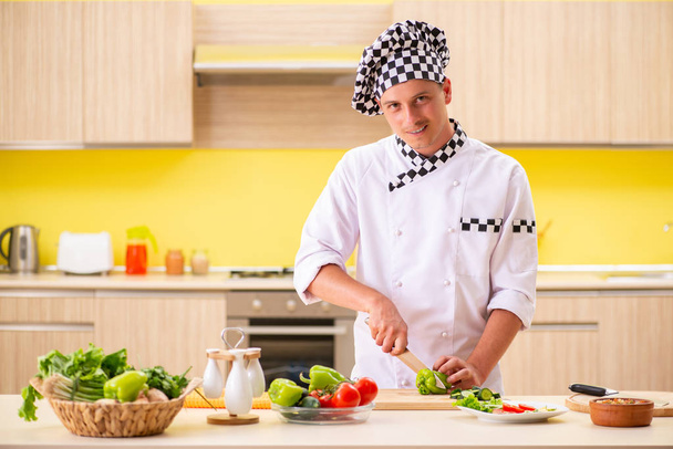 Νέοι επαγγελματίες μάγειρας προετοιμασία σαλάτα στην κουζίνα - Φωτογραφία, εικόνα