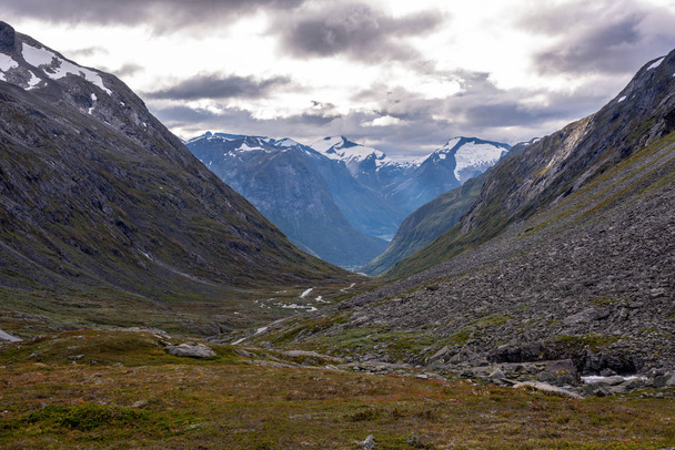 The beautiful nature of Norway with its breathtaking mountain ranges and landscapes. - Foto, Bild