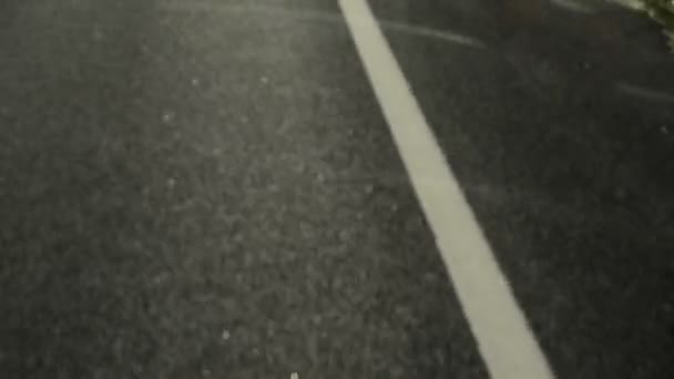 Vista do pára-brisas do carro na estrada com marcações, movimento rápido e foco turvo
 - Filmagem, Vídeo
