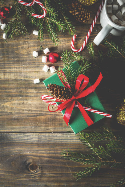 Scatola regalo di Natale con decorazioni fatte a mano su sfondo in legno vista dall'alto layout copia spazio
 - Foto, immagini
