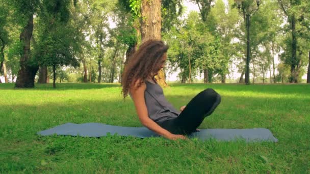 fiatal, karcsú női jóga szabadtéri - Felvétel, videó