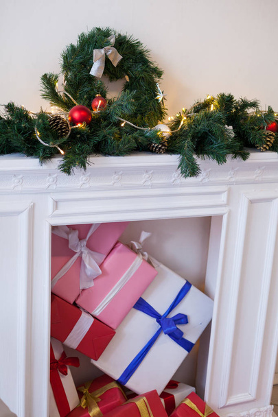 Різдвяний фон Інтер'єр новорічної ялинки подарунки зимова листівка
 - Фото, зображення