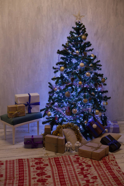 Різдвяний фон Різдвяна ялинка Гірлянда запалює новорічні подарунки зимова листівка
 - Фото, зображення