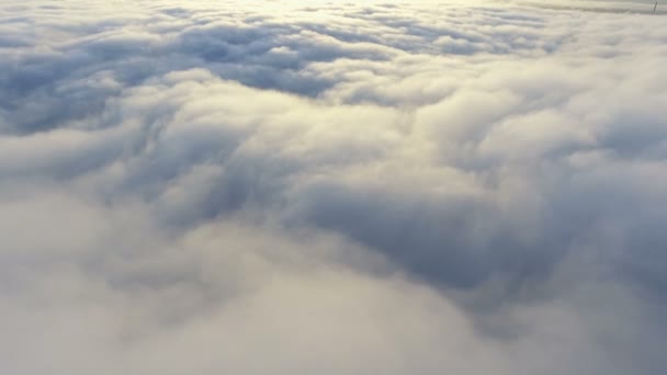 Zicht op de wolken van het vliegtuig. vliegen over de aarde - Video