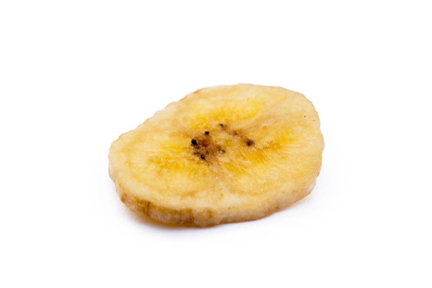 Plátano en rodajas secas aislado sobre fondo blanco
 - Foto, imagen
