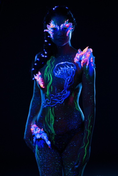 紫外光で輝くボディー アートと美しい女性 - 写真・画像