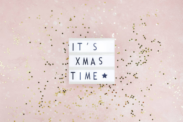 Új év vagy karácsonyi összetétele lapos feküdt felülnézet Xmas nyaralás ünnepe kézzel készített kézműves fa garland szöveg rózsaszín háttér másol hely sablon üdvözlőlap szöveg design - Fotó, kép