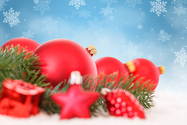 Palle di Natale rosso decorazione bagattelle neve inverno copyspace copia spazio testo
 - Foto, immagini