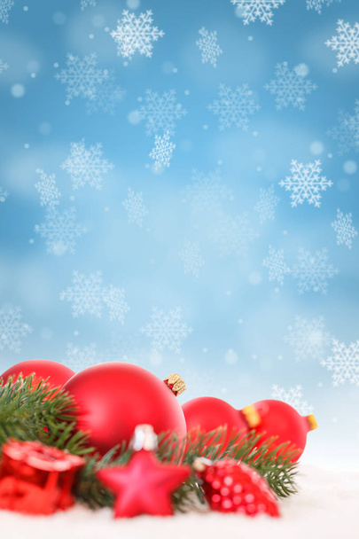 Palle di Natale rosso decorazione bagattelle neve inverno verticale formato copyspace copia spazio testo
 - Foto, immagini