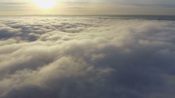 Θέα από τα σύννεφα από το αεροπλάνο. Πετώντας πάνω από τη γη - Πλάνα, βίντεο