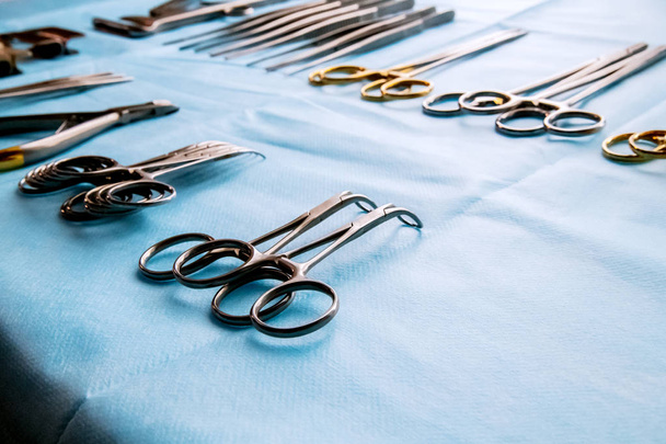 Χειρουργικά εργαλεία σε μια αποστειρωμένη επιφάνεια στο χειρουργείο. - Φωτογραφία, εικόνα