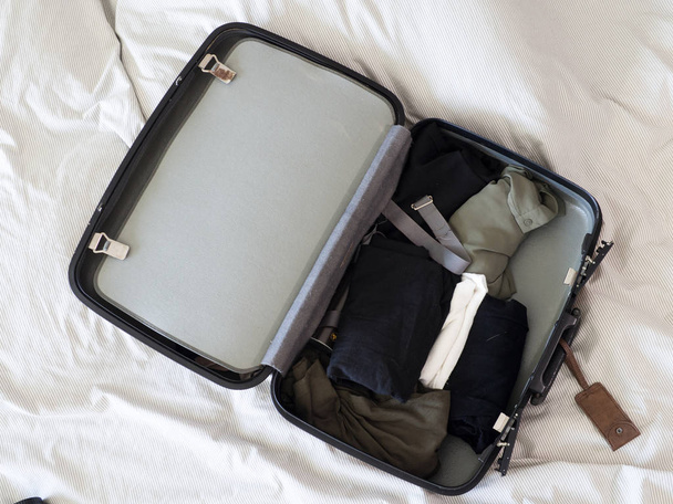 matkatavarat matkalaukku pakkaus vaatteita valmis loma viikonloppuna matka
 - Valokuva, kuva