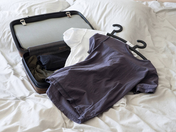 ταξιδιού αποσκευών βαλίτσα ρούχα πακέτο έτοιμο να το Σαββατοκύριακο διακοπών - Φωτογραφία, εικόνα