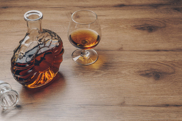 szklance snifter brandy i brandy karafki na drewnianym stole - Zdjęcie, obraz