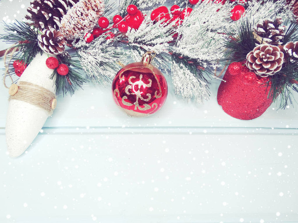 Рождественский фон и украшение еловыми ветвями снега на синей деревянной доске
  - Фото, изображение