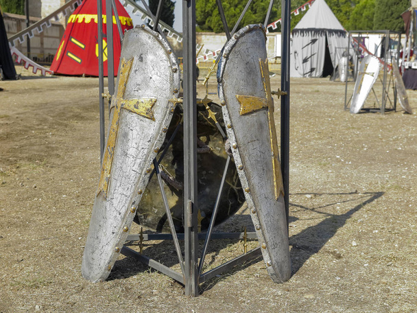 előtér, két középkori pajzsok a kikapcsolódásra, a középkori katonai tábor - Fotó, kép