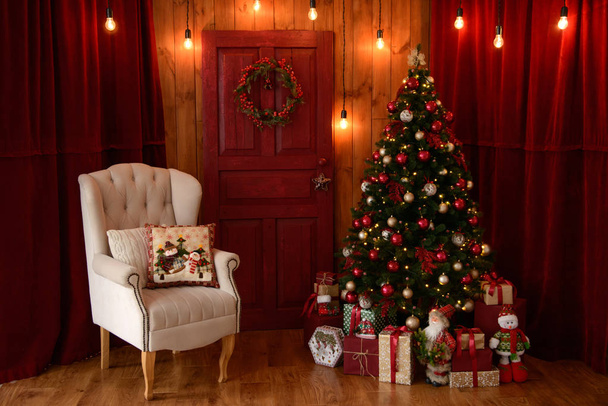 Різдвяний інтер'єр з подарунковими коробками та різдвяними вогнями. Його можна використовувати як тло
 - Фото, зображення