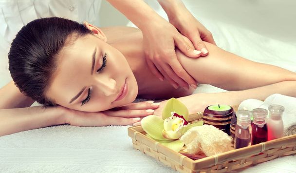 Масаж і догляд за тілом. Спа масаж тіла жінки лікування рук. Жінка має масаж в спа-салоні для красивої дівчини
 - Фото, зображення