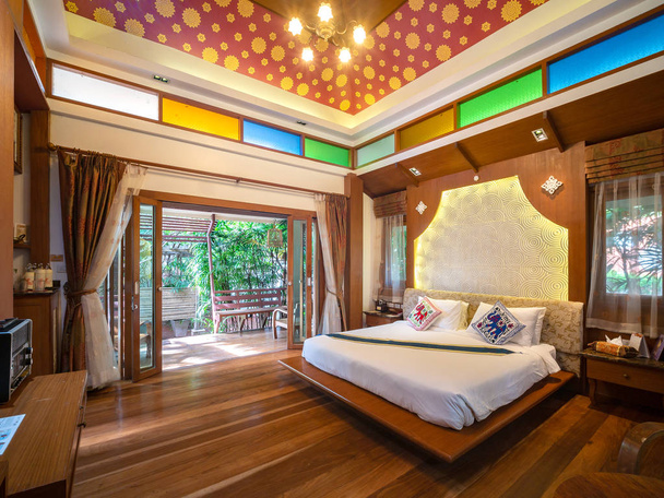 Luxury huone sänky vintage sisustus, huone hotelli keinona Thaimaassa
. - Valokuva, kuva