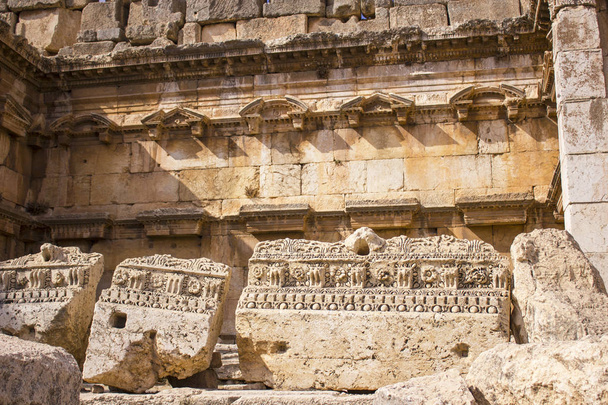Římské ruiny starověkého chrámu Heliopolis komplexu. Baalbek, údolí Biká, Libanon. - Fotografie, Obrázek