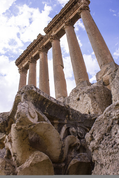 Ruinas romanas del antiguo complejo del templo de Heliópolis. Baalbek, Valle de Bekaa, Líbano
. - Foto, Imagen