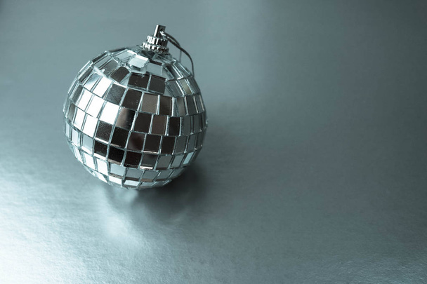 Zilveren spiegel muziek club disco bal kleine ronde glas winter glanzende decoratieve mooie xmas feestelijke kerst bal, Christmas speelgoed gepleisterd op sparkles op een zwart-witte achtergrond - Foto, afbeelding
