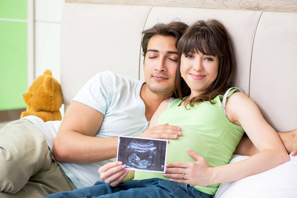 Nuori perhe tietää raskaudesta - Valokuva, kuva