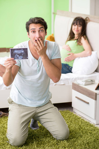 Νεαρή οικογένεια ανακαλύπτουν σχετικά με την εγκυμοσύνη - Φωτογραφία, εικόνα