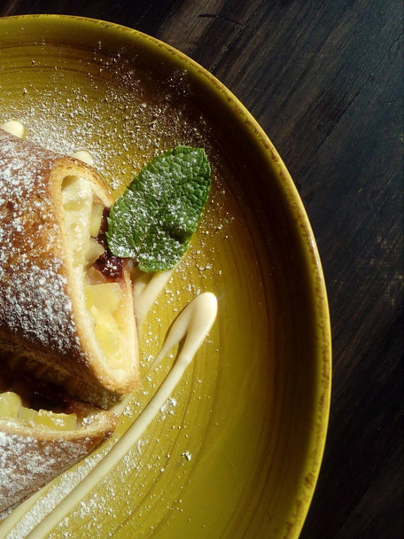 皿の上のリンゴのパイ。シュトルーデル - 写真・画像