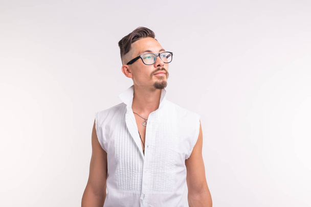 Gente, ropa y concepto de estilo - joven sexy hombre guapo posando en camisa blanca sobre fondo blanco
 - Foto, imagen