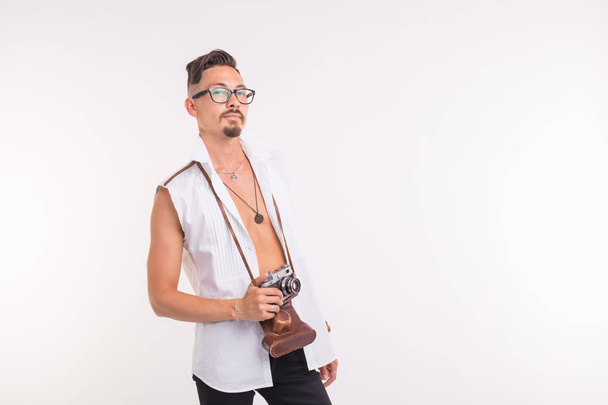 Technologien, Fotografie und Personenkonzept - schöner junger Mann mit Retro-Kamera über weißem Hintergrund mit Kopierraum - Foto, Bild