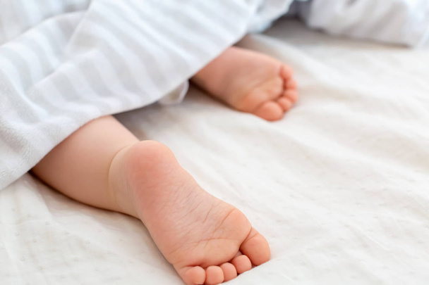The feet of a young baby boy - 写真・画像