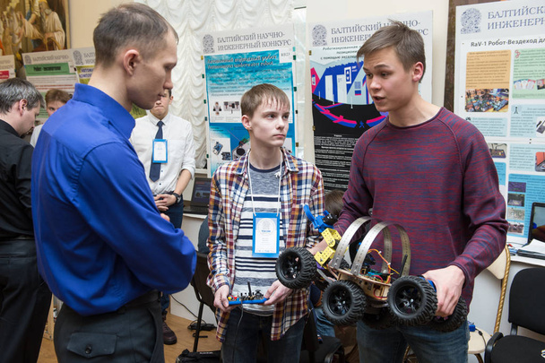 San Petersburgo, Rusia - 7 de febrero de 2018: XIV Concurso de Ingeniería Científica del Báltico (BNIK). Niños jóvenes con talento, escolares presentaron sus inventos al jurado
. - Foto, Imagen